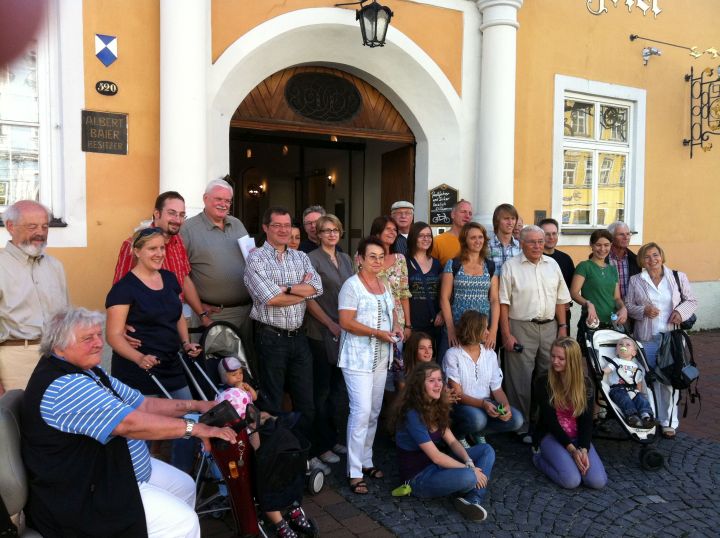 Gruppenfoto vor dem Hotel