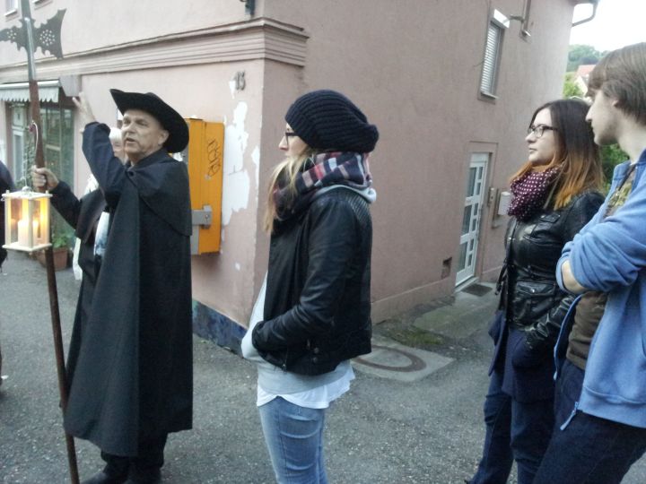 Der Nachtwächter klärt die Kids auf