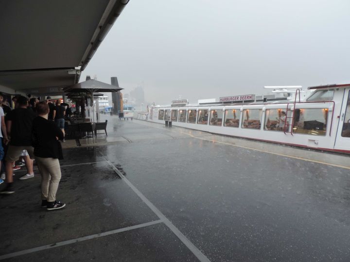 Kleiner Regenschauer nach der Hafenrundfahrt